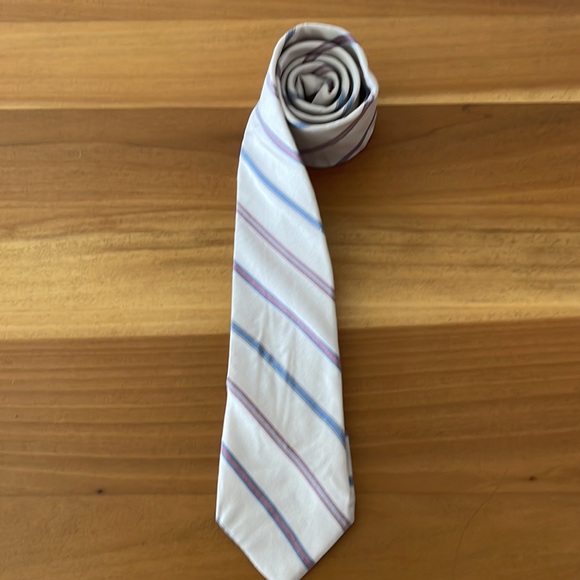 Stringbeans Plus Skinny tie 100% silk Made in USA Cream with red and blue strips - Picture 4 of 4